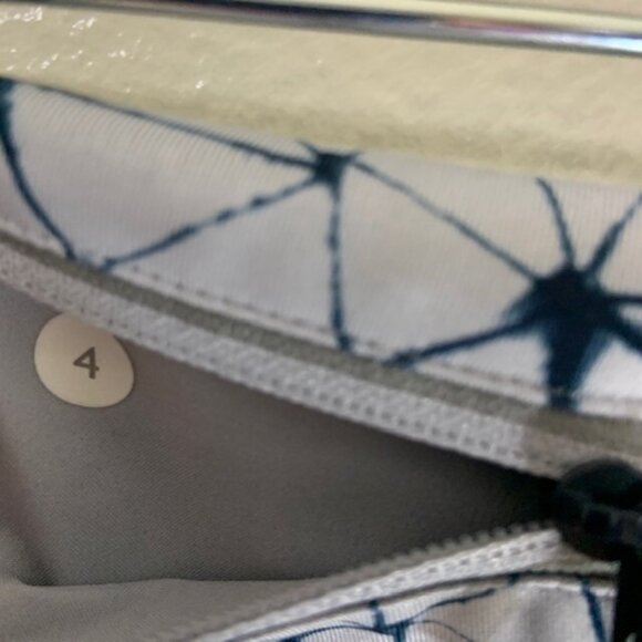 Lululemon Gray Blue Print Athletic Capri Leggings Size 4 - Picture 5 of 5